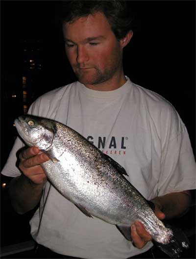 Jan Fahlgren med 1.8 kg regnbuerred (steelhead).